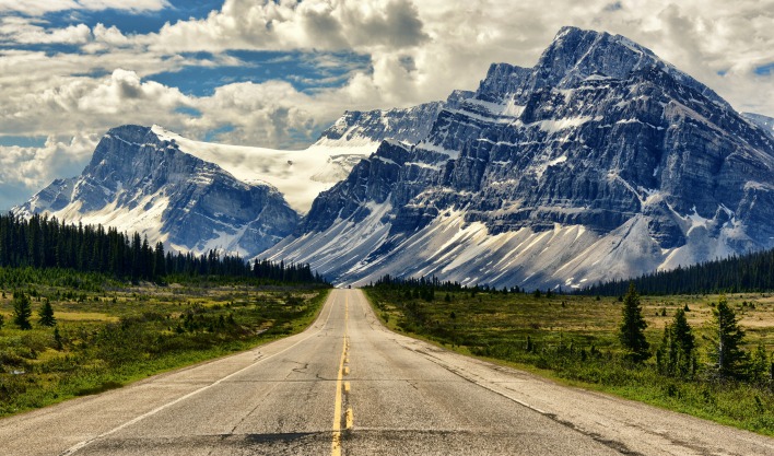 дорога горы природа канада парк банф альберта скалы лес деревья небо облака