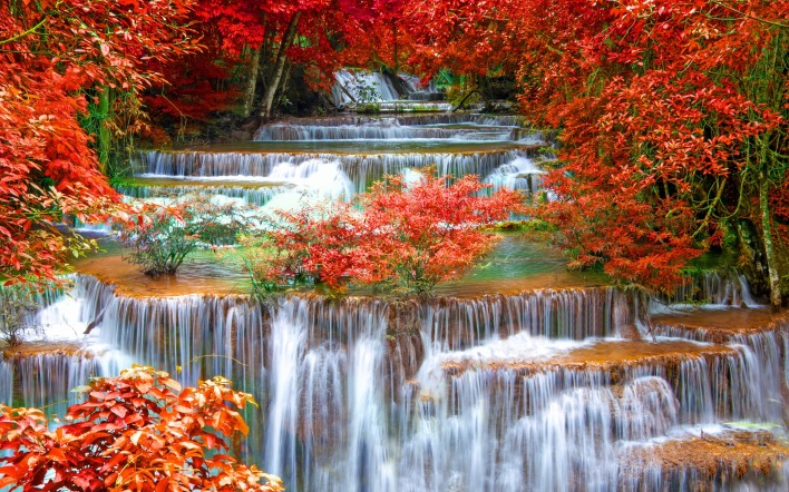 водопад осеь красные листья