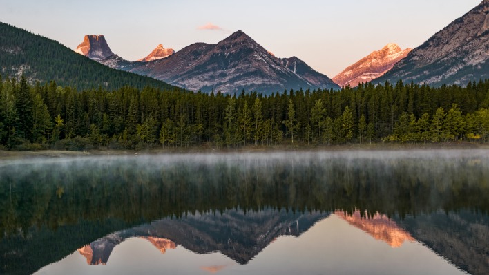 озеро туман лес горы отражение