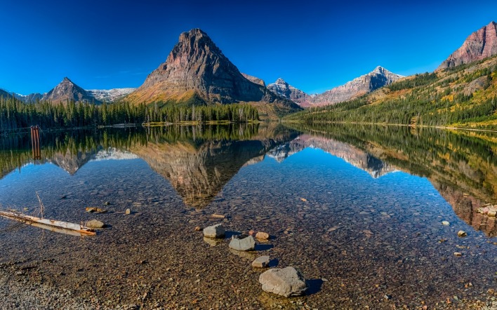 озеро гора отражение камушки галька