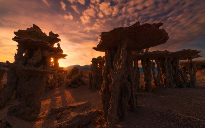 столбы скалы камни пустыня солнце