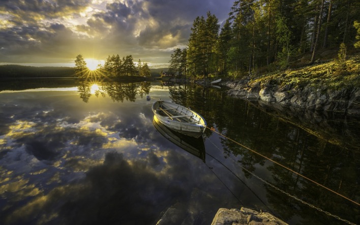 лодка озеро рассвет лучи отражение