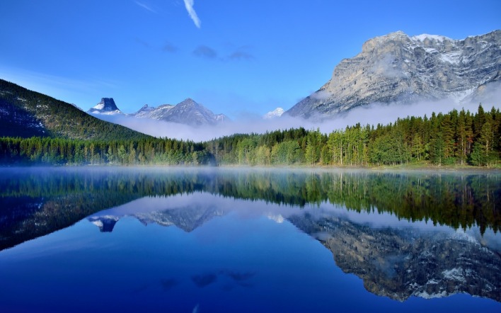озеро горы отражение лес голубое небо