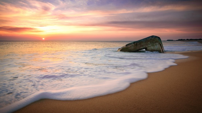 берег песок волна пена горизонт закат