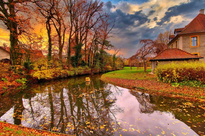 осень речка дом листья