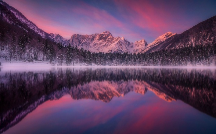 горы зима снег озеро отражение на закате