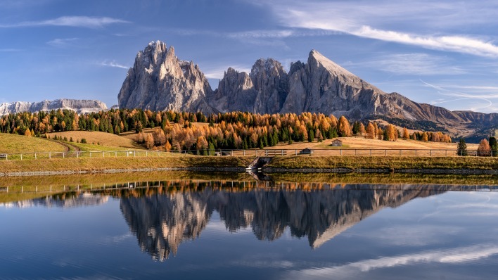 горы скалы водоем осень отражение