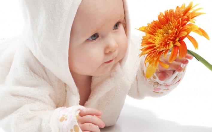 Малыш с цветком