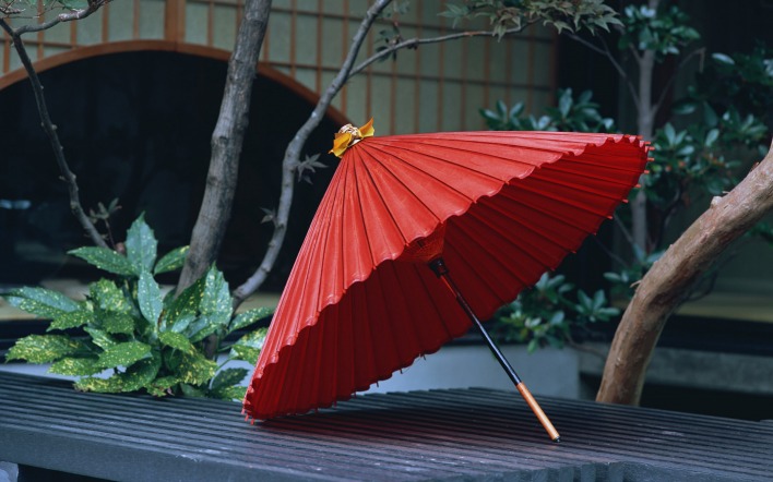 Зонтик на лавочке