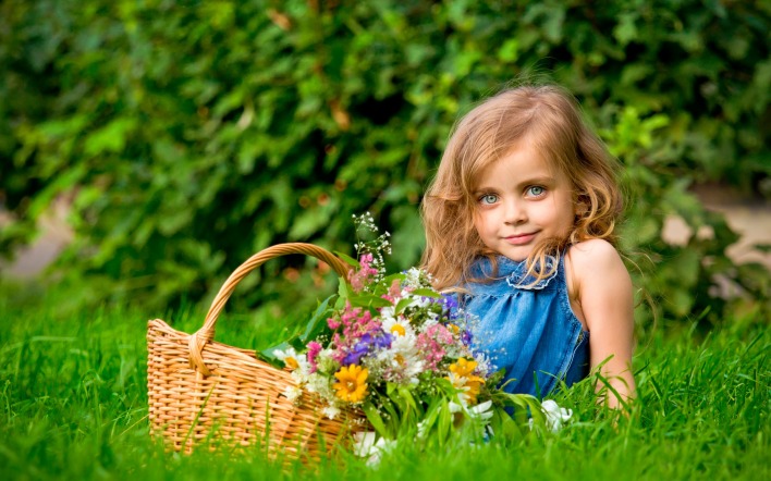 Девочка с корзинкой цветов