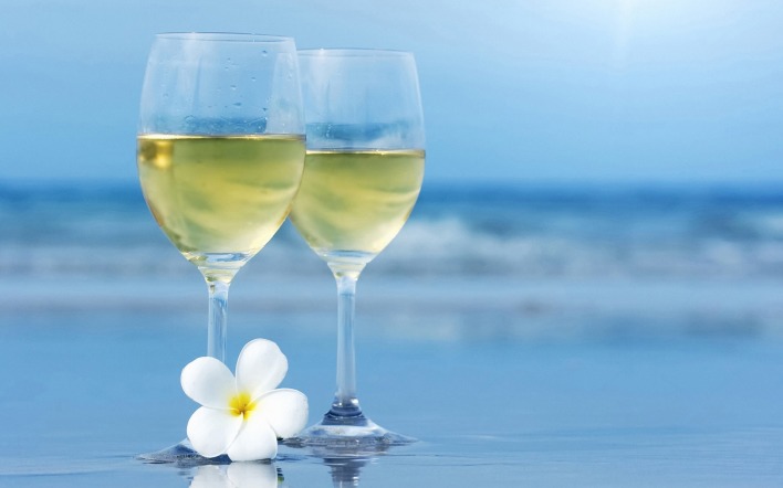 белое вино бокалы у моря