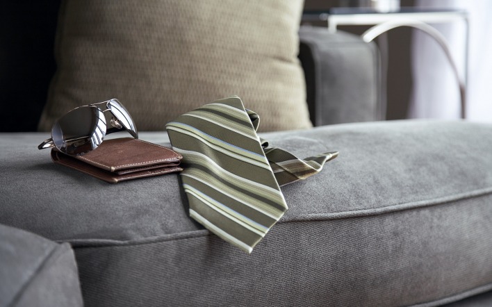 очки галстук портмоне мужские аксессуары диван