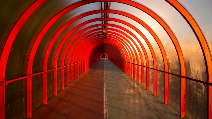 тоннель красный стеклянный