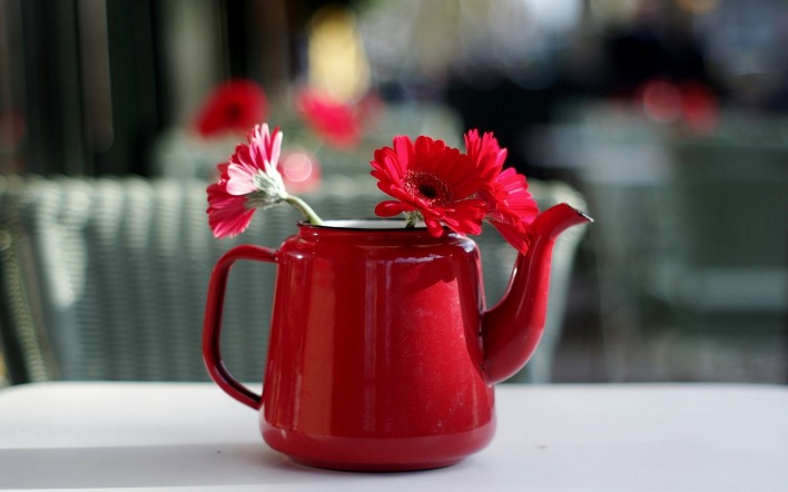 чайник цветы стол