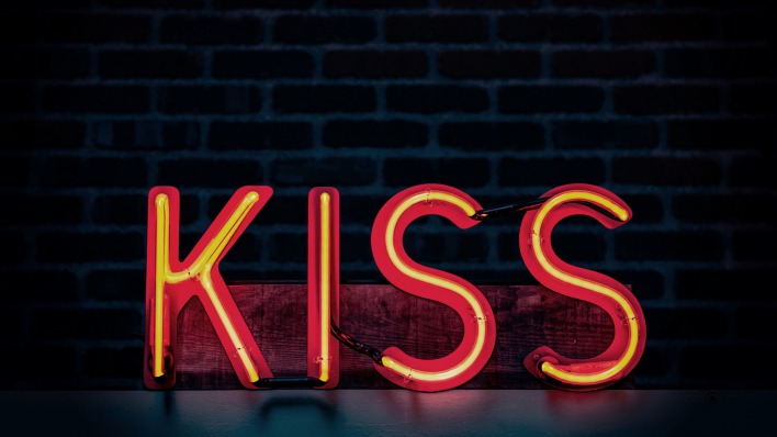 kiss надпись неоновая подстветка