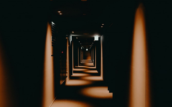 коридор отель мрак