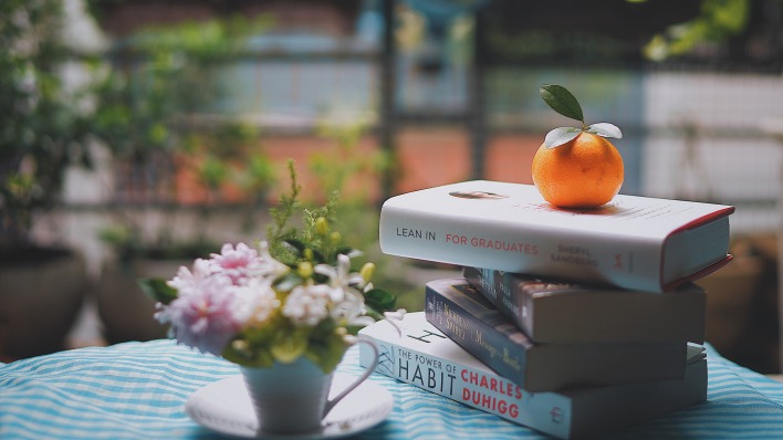 книги мандарин цветы чашка