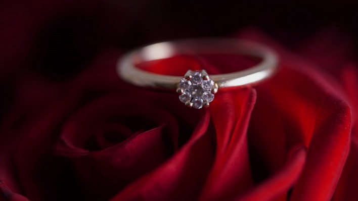 кольцо с бриллиантом красная роза