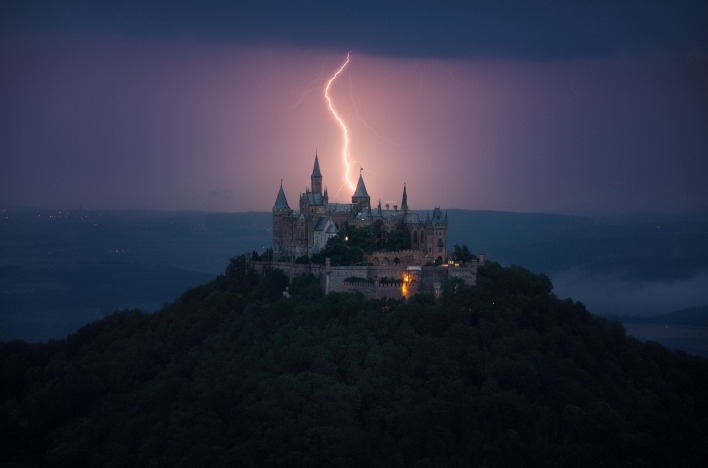 германия замок пейзаж на холме на горе молния
