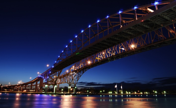 Мост с синими огнями