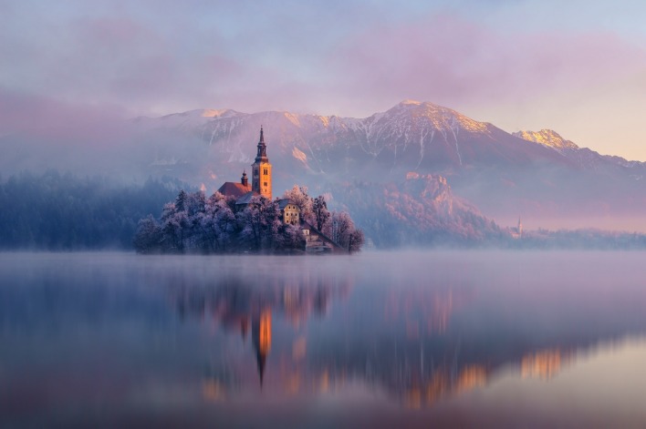 озеро горы туман остров церковь туман
