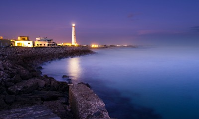 Светящийся маяк на берегу