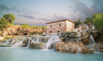 Каменный домик с водопадом