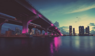 фиолетовые фонари над мостом