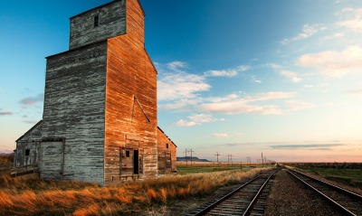 Деревянное сооружение возле железной дороги