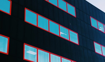 окна здание черное фасад