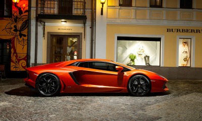 Lamborghini возле витрин