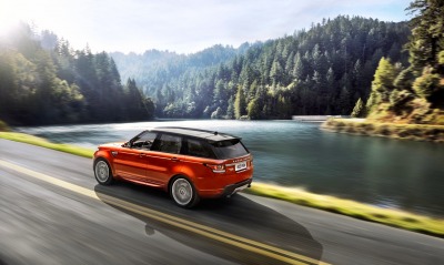 Range Rover на дороге у озера