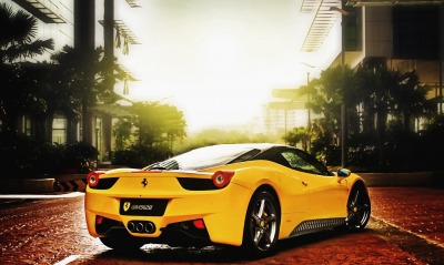 желтая Ferrari