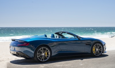 Aston Martin на морском пляже