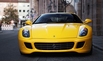 Ferrari желтое
