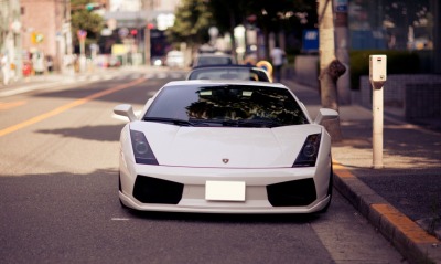 Lamborghini белая на улице