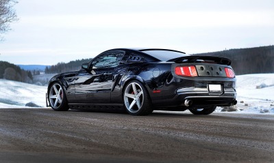 черный автомобиль Ford Mustang
