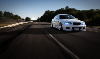 белый автомобиль BMW M3