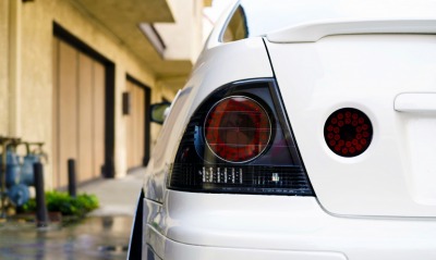 белый автомобиль Toyota Supra