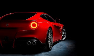 Автомобиль красный Ferrari