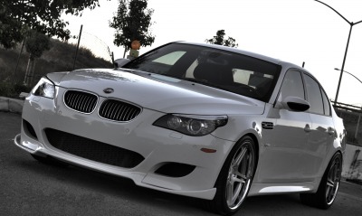 Белый автомобиль BMW