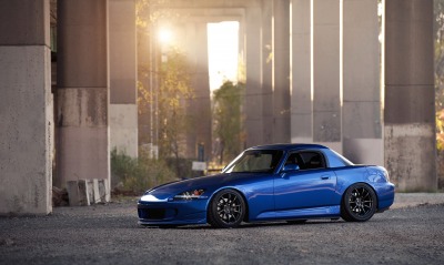 Синий автомобиль Honda S2000