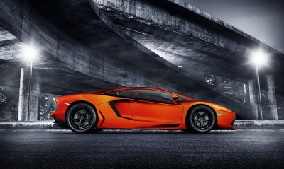 оранжевый автомобиль Lamborghini Aventador
