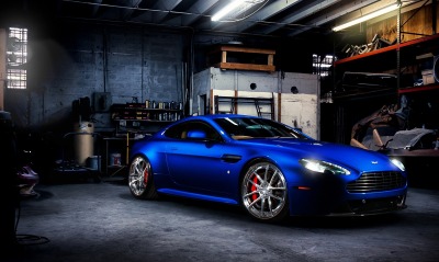 синий автомобиль Aston Martin