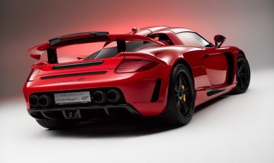 красный спортивный автомобиль Porsche Carrera GT