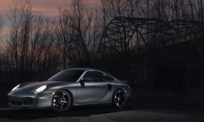 серый автомобиль Porsche 911