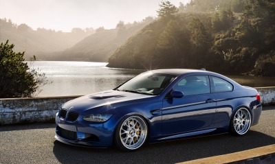 синий автомобиль BMW E92 M3