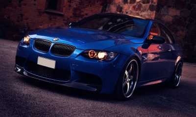 синий автомобиль BMW M3