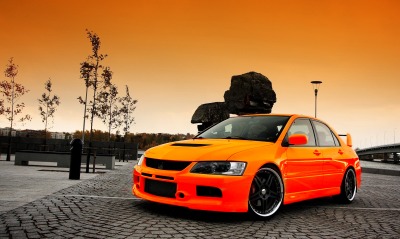 оранжеый автомобиль Mitsubishi Lancer Evolution