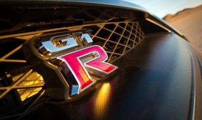 черный автомобиль знак Nissan GT-R